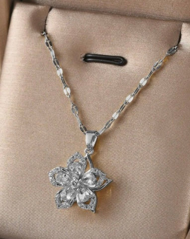 5-Petal Spinner Flower Necklace - White