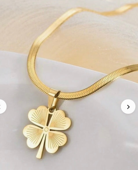 Four-leaf Clover Shaped Pendant - Gold